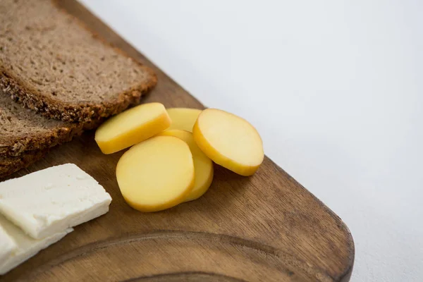 Variedad de queso con pan integral — Foto de Stock