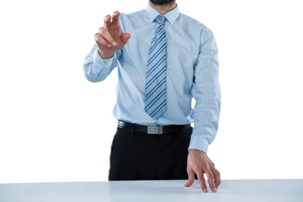 Uomo d'affari che tocca uno schermo invisibile — Foto Stock