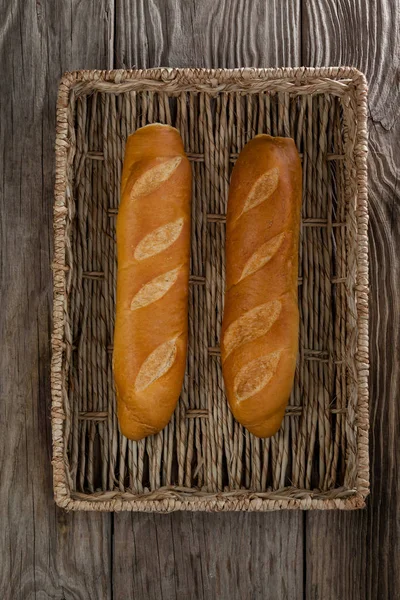 Stokbrood in rieten mand — Stockfoto