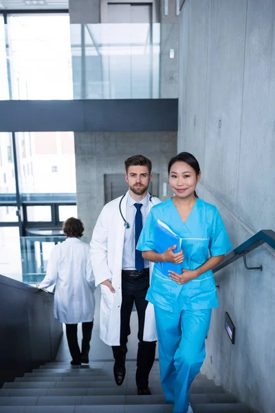 Médico y enfermera caminando por la escalera —  Fotos de Stock