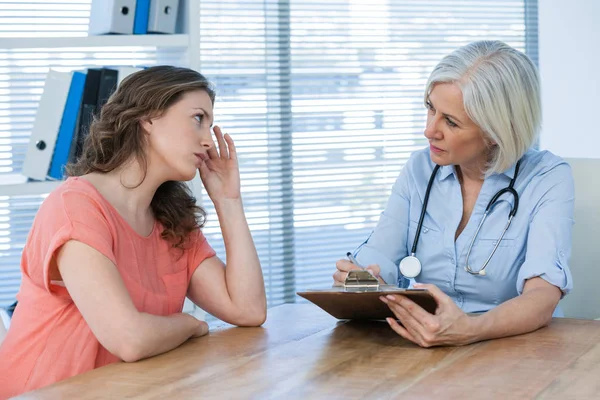 Läkare som interagerar med patienten — Stockfoto