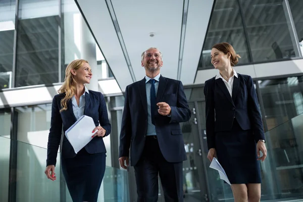 Företagare som promenader i office — Stockfoto