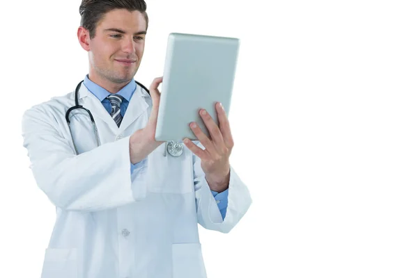Médico usando comprimido contra fundo branco — Fotografia de Stock