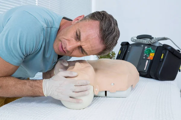 Paramedic practicing resuscitation on dummy — Stock Photo, Image