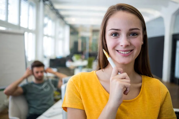 Grafisch ontwerper staande met pen — Stockfoto