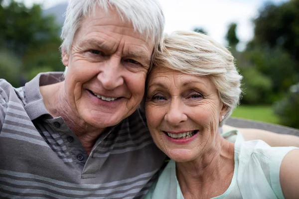 Äldre par stående i gräsmatta — Stockfoto