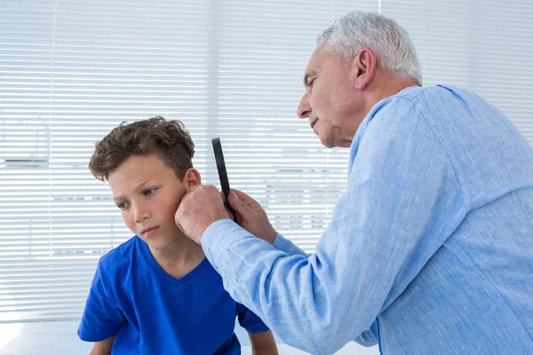 Médico examinando el oído del paciente — Foto de Stock
