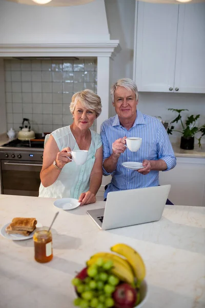 Senior paar met thee in de keuken — Stockfoto