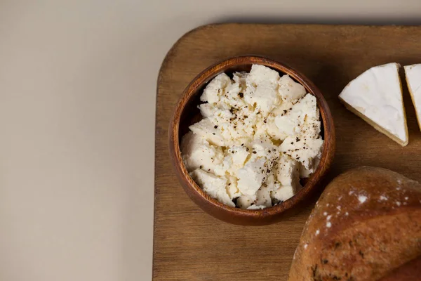 Queso con pan en tabla de cortar — Foto de Stock