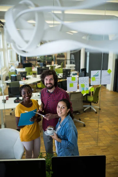 Dirigeants d'entreprise souriant à la caméra — Photo