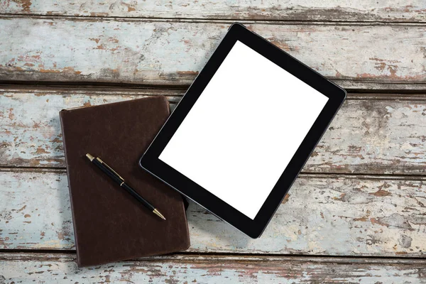 Tablette numérique et journal avec stylo — Photo