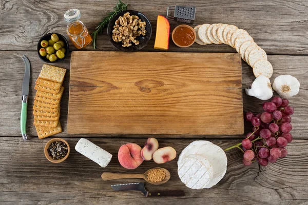 Varios alimentos y tabla de cortar —  Fotos de Stock