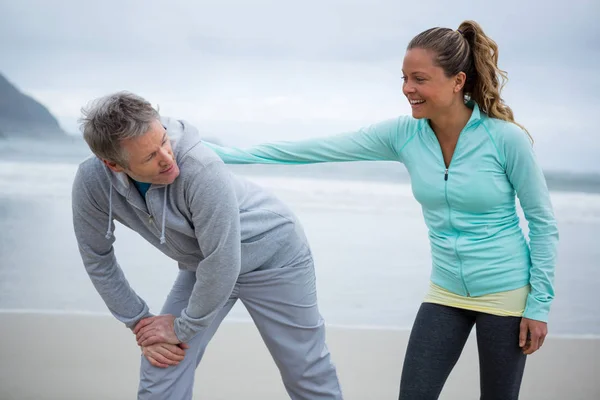 Couple exercising on beach — Stock Photo, Image