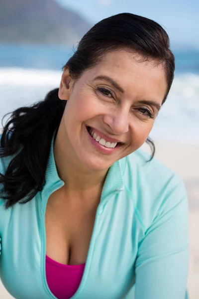 Lachende vrouw op het strand — Stockfoto