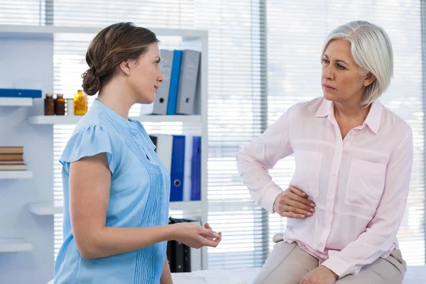 Patient konsultiert Arzt — Stockfoto