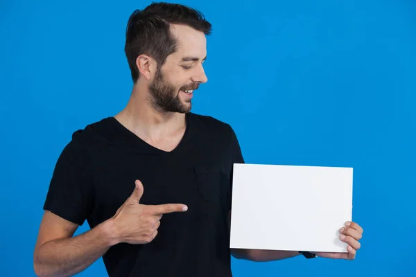 Hombre guapo sosteniendo un cartel en blanco —  Fotos de Stock