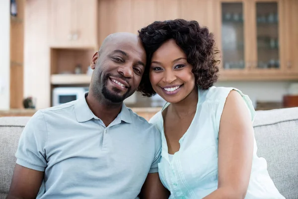 Casal sorridente na sala de estar — Fotografia de Stock