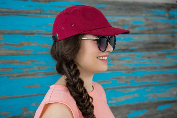 Kobieta w czerwoną czapkę i okulary przeciwsłoneczne — Zdjęcie stockowe