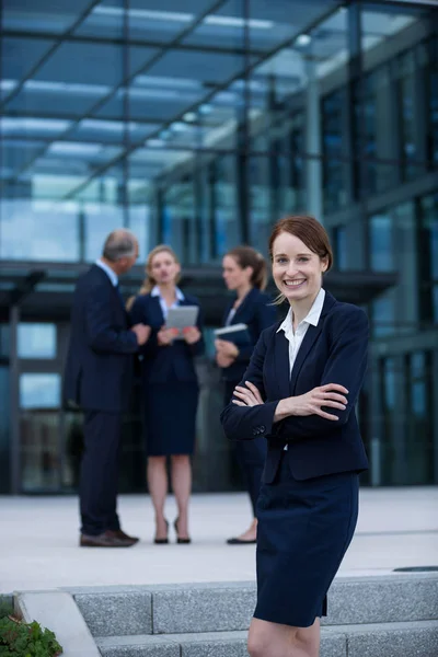 Businesswoman standing with arms crossed — Stock Photo, Image