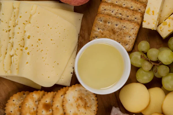 Diferentes tipos de queso, galletas crujientes —  Fotos de Stock