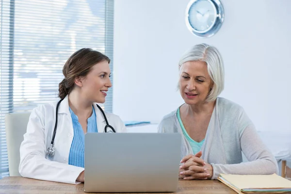 Arzt interagiert mit Patient — Stockfoto