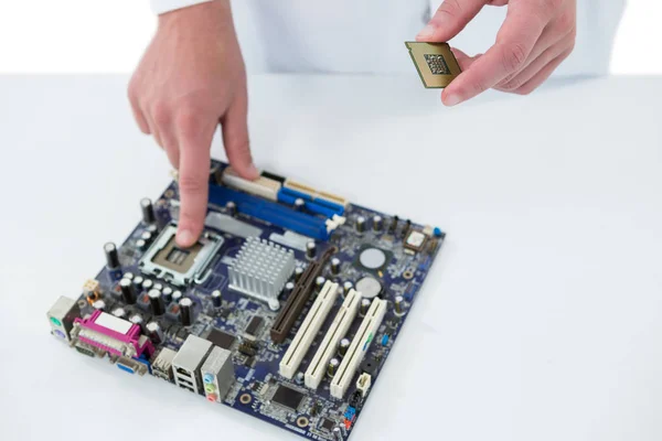 Ingeniero informático reparando placa base — Foto de Stock