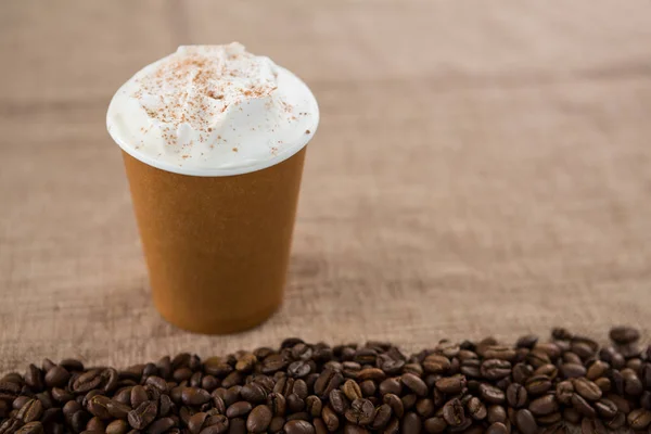 Kaffee mit Kaffeebohnen — Stockfoto