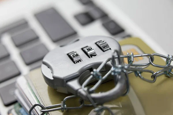 Cartões inteligentes bloqueados em cadeia no laptop — Fotografia de Stock