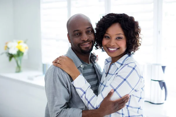 Couple s'embrassant dans le salon — Photo