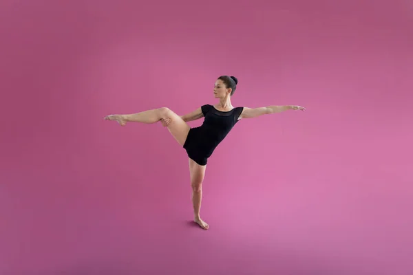 Ballerina che pratica la danza contemporanea — Foto Stock