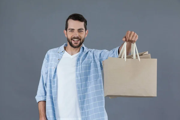 Bevásárlótáskát tartó férfi — Stock Fotó
