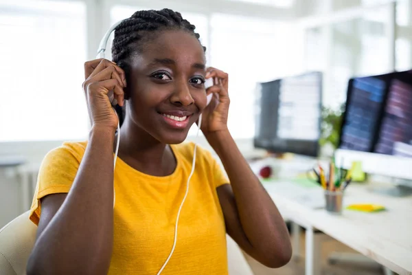 Mujer escuchando música en los auriculares —  Fotos de Stock