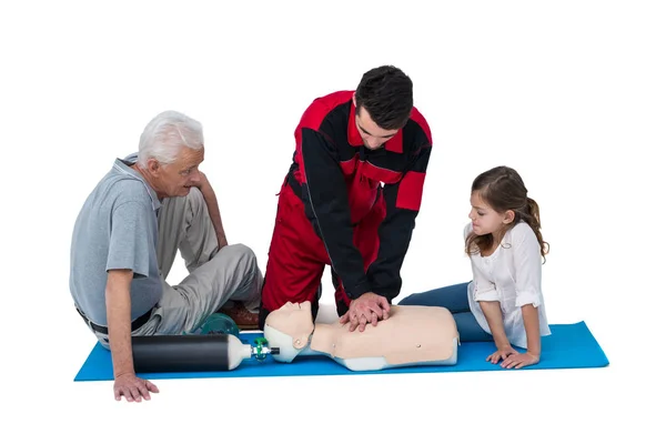 Reanimación cardiopulmonar de entrenamiento paramédico en hombres y niñas —  Fotos de Stock