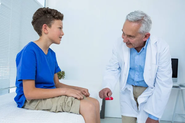 Médico examinando o joelho do paciente — Fotografia de Stock