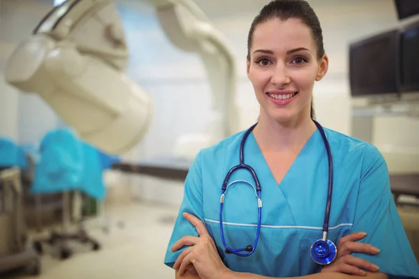 Chirurgo donna in piedi in sala operatoria — Foto Stock
