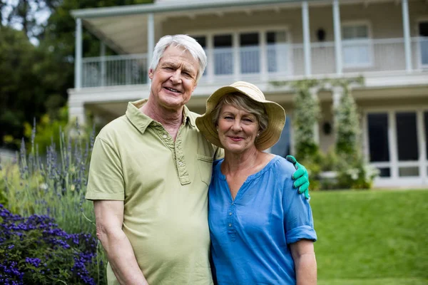 Pareja de ancianos de pie en el césped — Foto de Stock