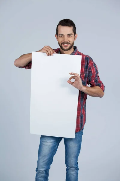 Homem segurando um cartaz em branco — Fotografia de Stock