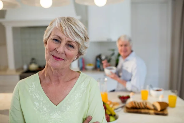 Woman standing in kitchen — Stock Photo, Image