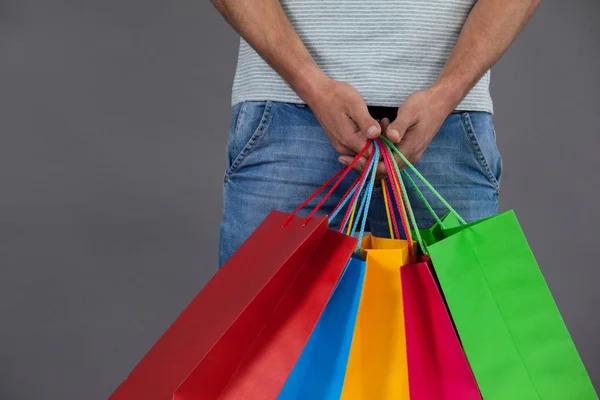 Εκμετάλλευση ανθρώπου πολύχρωμες τσάντες για ψώνια — Φωτογραφία Αρχείου