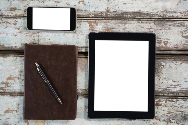 Digitala surfplatta, smartphone och dagbok med penna — Stockfoto