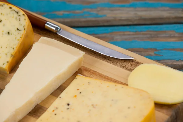 Varios quesos sobre tabla de madera — Foto de Stock