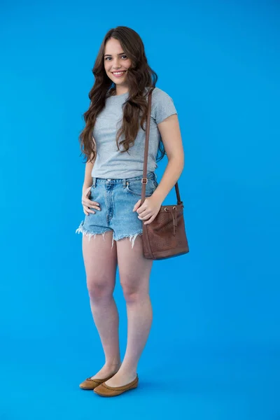 Woman in grey t-shirt with shoulder bag — Stock Photo, Image