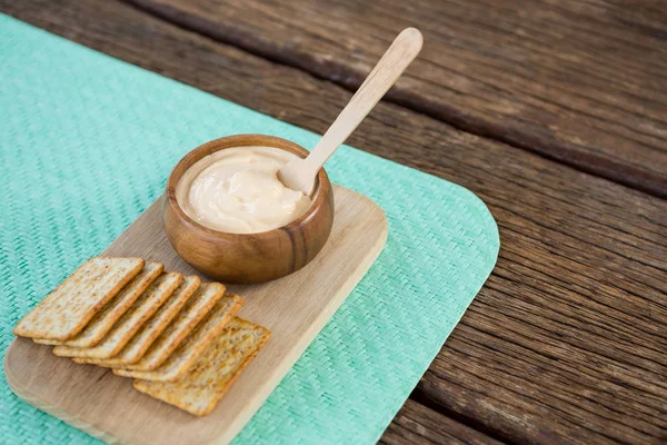 Salsa de queso con pan en la tabla de servir — Foto de Stock