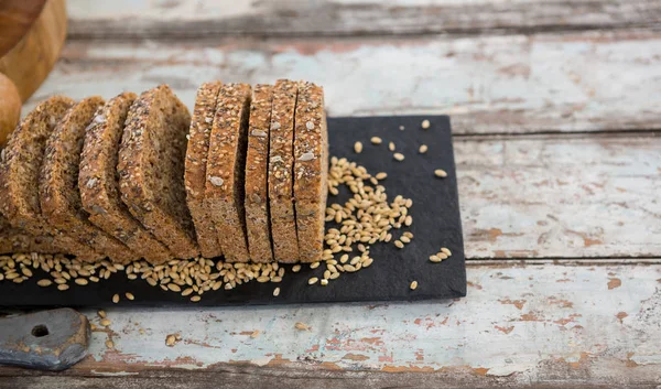 Tranches de pain sur table en bois — Photo