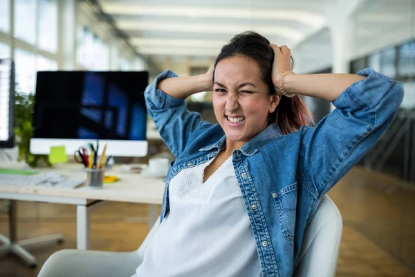 Gefrustreerd vrouwelijke ondernemer aan balie — Stockfoto