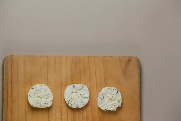 Fatias de queijo na tábua de cortar — Fotografia de Stock