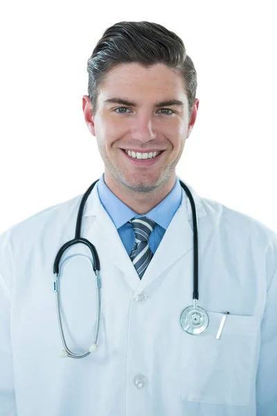 Médico com estetoscópio sorrindo — Fotografia de Stock