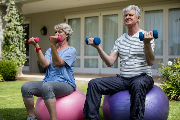 Senior koppel uitoefenen met halters — Stockfoto