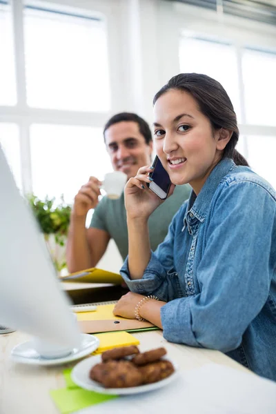 Diseñadores gráficos trabajando en el escritorio — Foto de Stock