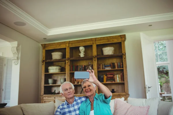 Ανώτερος ζευγάρι λαμβάνοντας μια selfie στο τηλέφωνο — Φωτογραφία Αρχείου